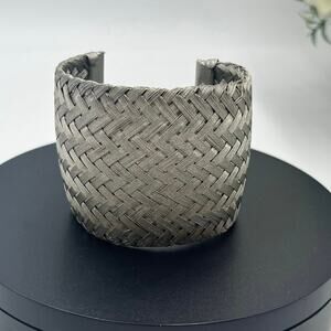 Sarah Cavender Metalworks Wide Interwoven‎ Silver Tone Metal Cuff
Bracelet